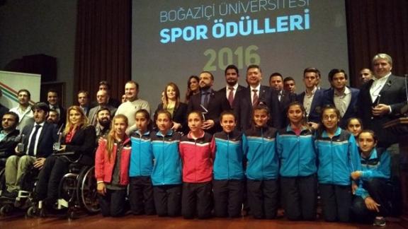 Nusaybin Sıla Ortaokulumuz Kız Basketbol Takımı İstanbulda 6.sı düzenlenen Boğaziçin Üniversitesi Spor Ödülleri gecesinde Sporcu Kardeşliği Özel Özülüne layık görüldü.