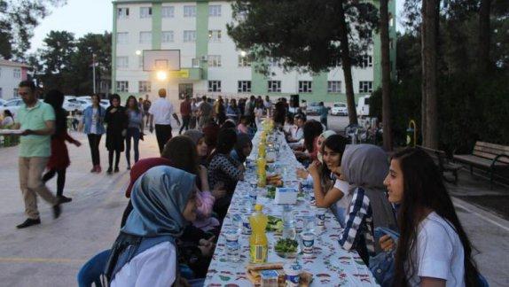 Nusaybin Kız Anadolu İmam Hatip Lisesinde iftar programı düzenlendi.