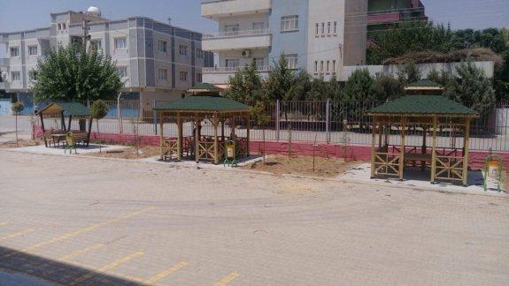 Nusaybin Belediyesi´nden Okullarımıza Kamelya ve piknik masaları konuldu. 