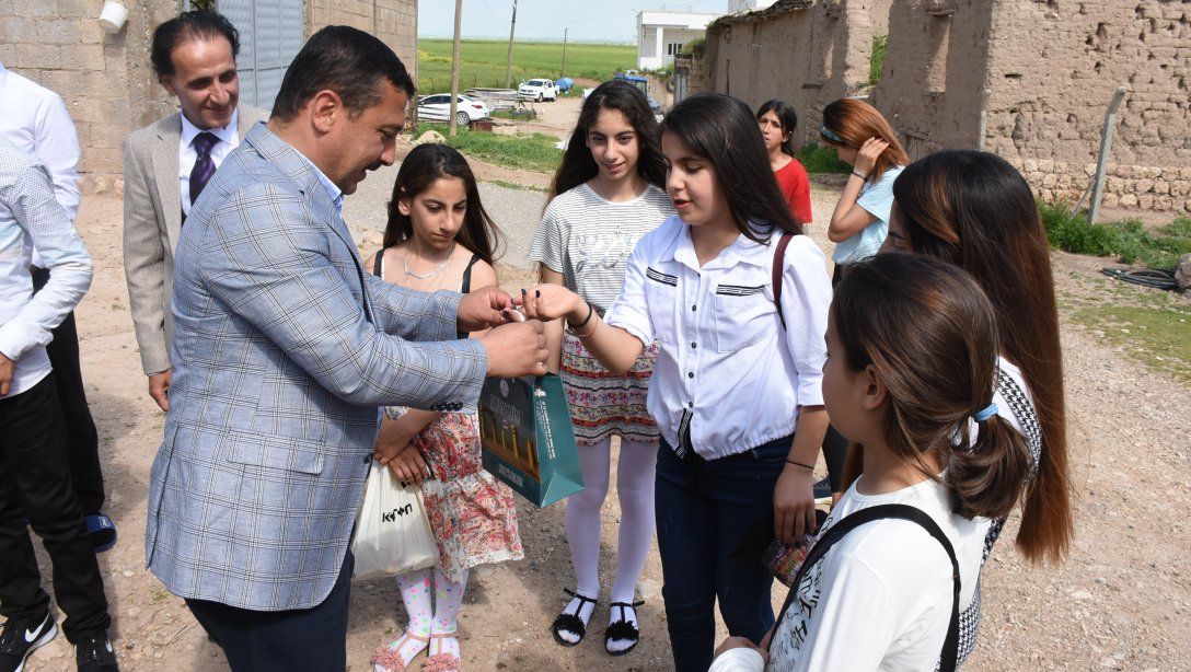 Nusaybin İlçe Milli Eğitim Müdürümüzden Süryani öğrencilerimize ve ailelerine Paskalya Bayramı ziyareti