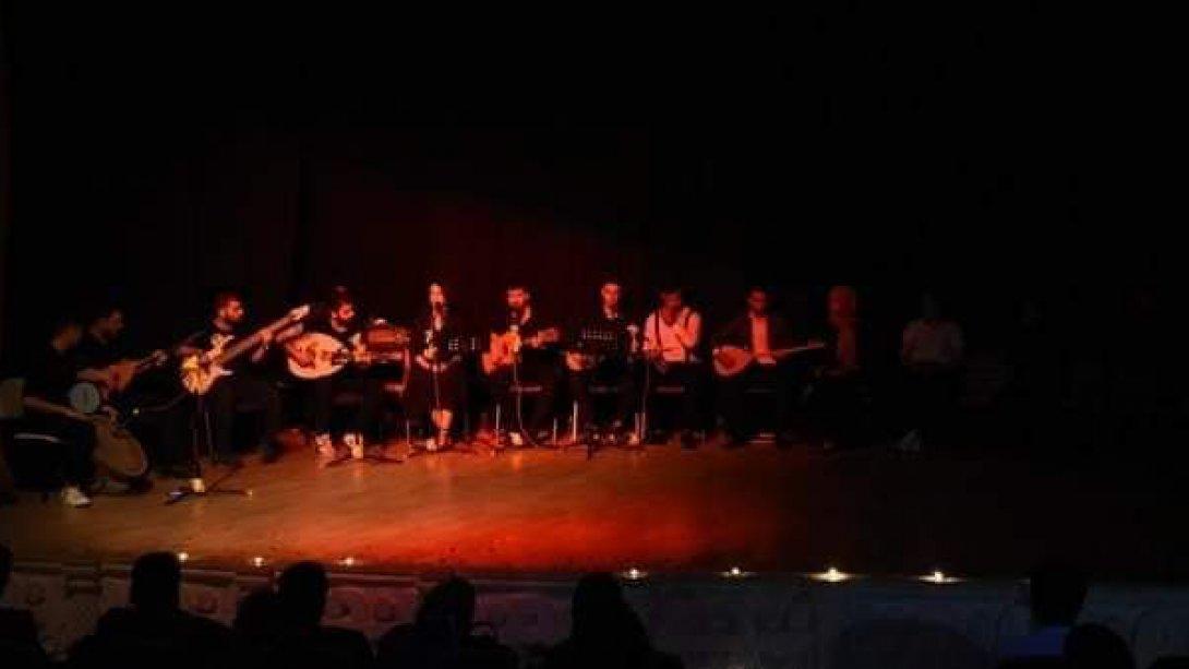 Nusaybin Emire Gözü Anadolu Lisesi öğretmen ve öğrencileri Şiir ve Müzik gecesi düzenledi