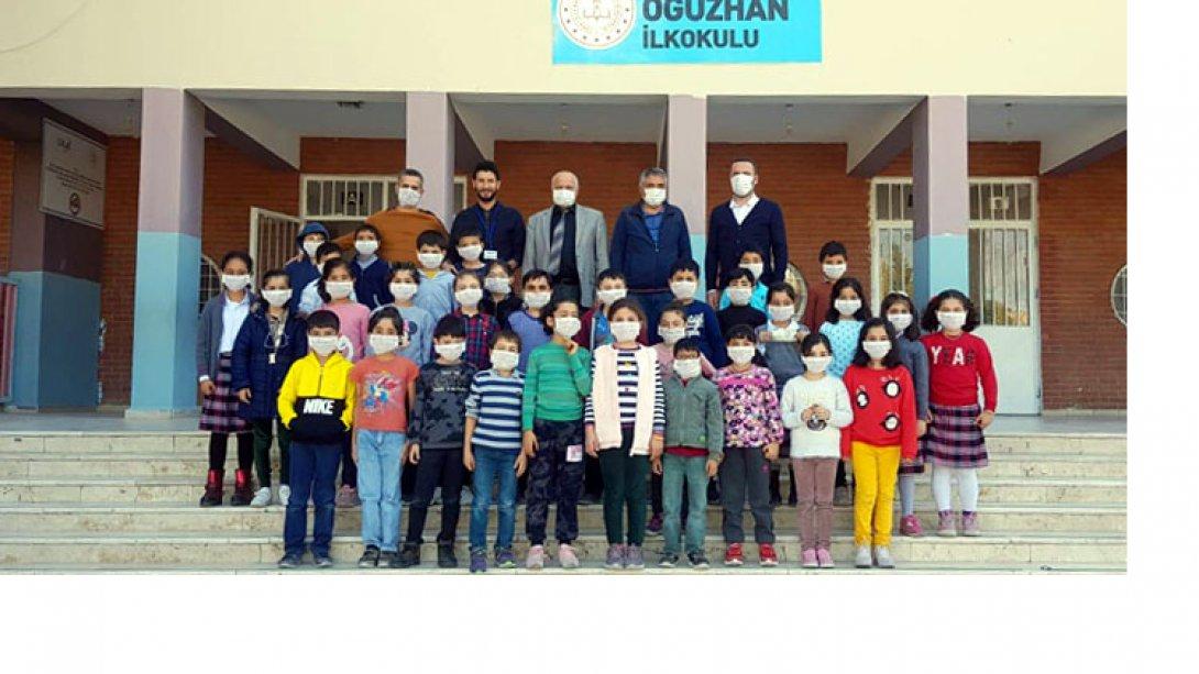 Okullarda Lösemili Çocuklara Destek Amacıyla Maske Takıldı