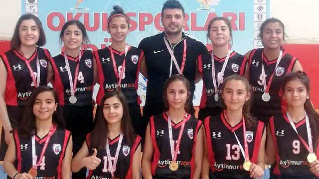 Nusaybin Gazi Anadolu Lisesi Okul Basketbol Takımımız Diyarbakır'da Yapılan Liseler Arası Grup Maçlarında Bölge Şampiyonu Oldu. 