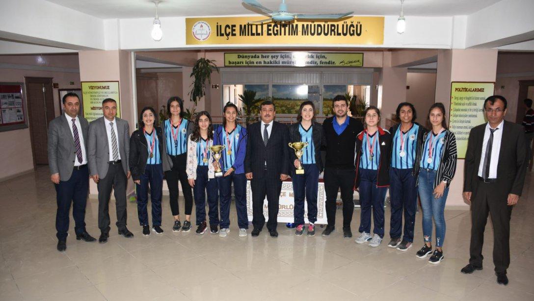 İlçe Milli Eğitim Müdürümüz Sayın Ümit Çetin Nusaybin Gazi Anadolu Lisesi Şampiyon Sporcularını Tebrik Etti. 
