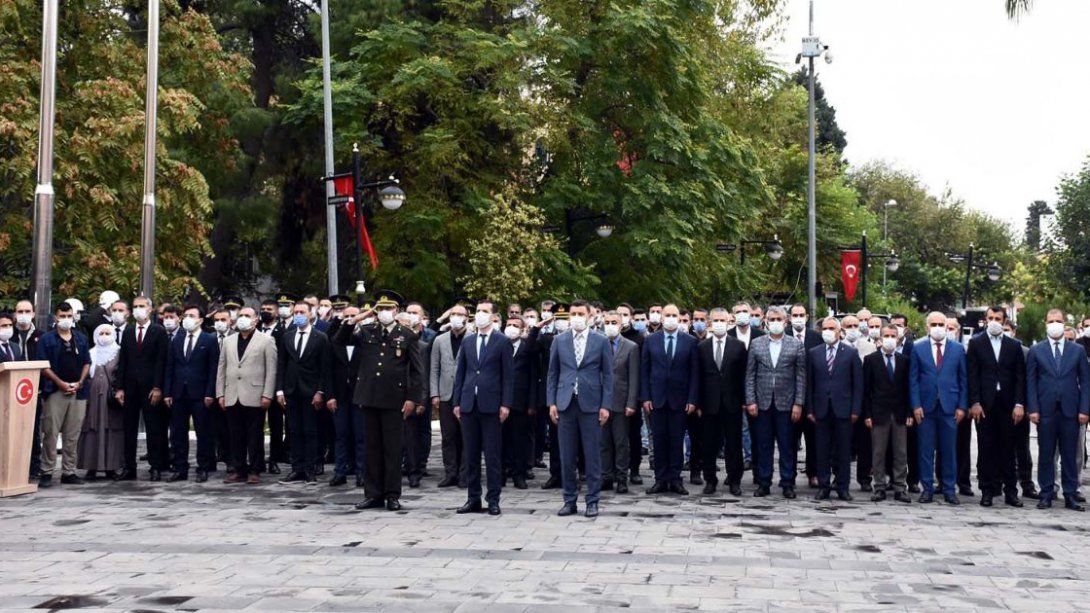 Cumhuriyetimizin Kurucusu, Başöğretmen Gazi Mustafa Kemal ATATÜRK, Vefatının 82. Yıl Dönümünde İlçemizde Düzenlenen Törenlerle Anıldı