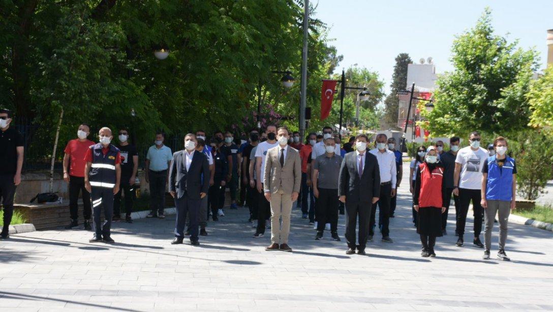 İlçemizde 19 Mayıs Atatürk'ü Anma, Gençlik ve Spor Bayramı Nedeniyle Çelenk Sunma Töreni Yapıldı.