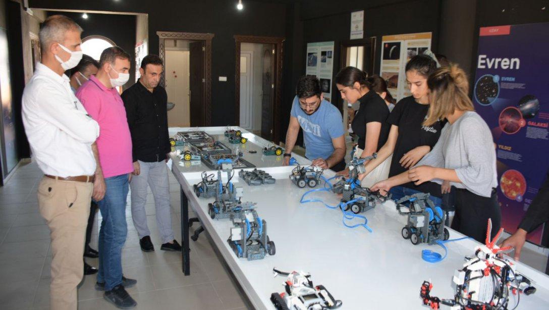 Nusaybin Halk Eğitimi Merkezi Bünyesinde Açılan Temel Robotik ve Kodlama Kursunda Yapılan Çalışmalar Sergilendi.