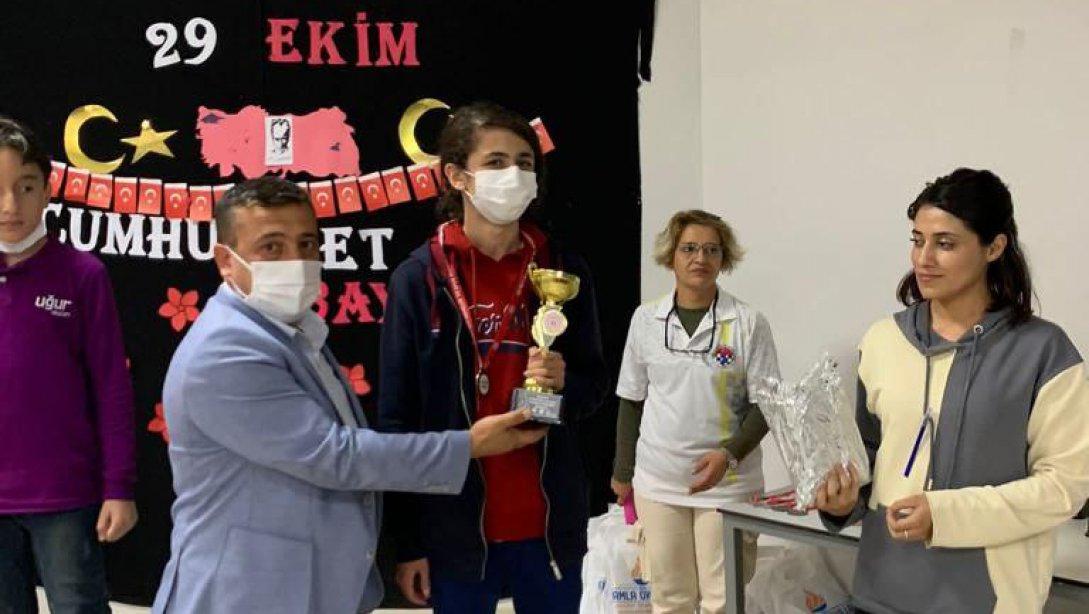 İlçe Milli Eğitim Müdürümüz Sayın Ümit ÇETİN, Satranç Turnuvasında Dereceye Girenlere Ödüllerini Verdi.