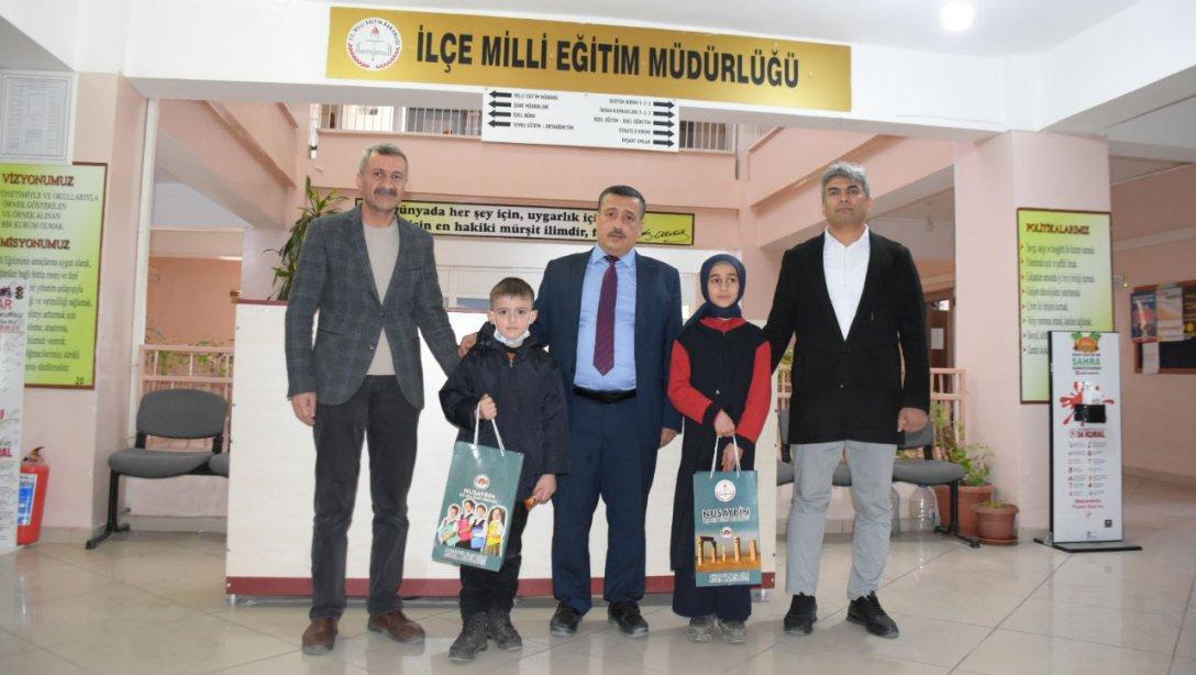 İlçe Milli Eğitim Müdürümüz Ümit ÇETİN, Mardin Genelinde Dereceye Giren Öğrencileri Makamında Ağırladı.