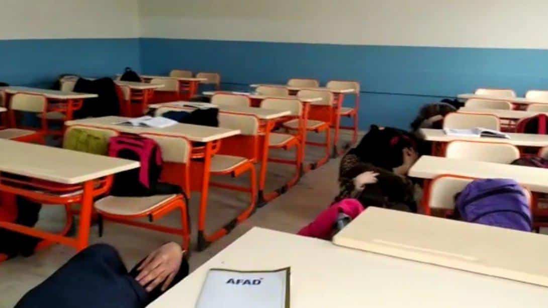 İlçemiz Atatürk Mesleki ve Teknik Anadolu Lisesinde Deprem Tatbikatı Yapıldı.