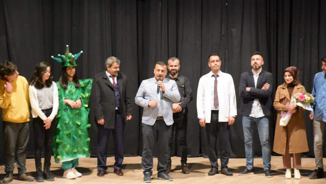 Nusaybin Anadolu Lisesi Öğretmen ve Öğrencileri Tarafından 'Bir Öğretmenin Korona Günlüğü' tiyatro gösterisi Düzenlendi.