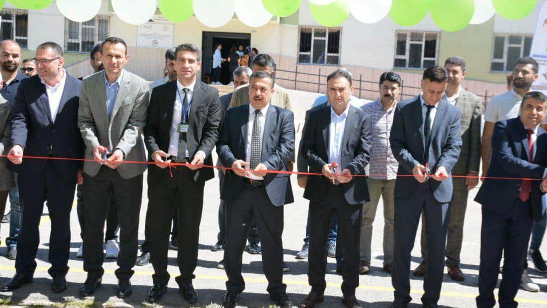 Nusaybin Kız Anadolu İmam Hatip Lisesinde 'Tübitak-4006 Bilim Fuarı' açılışı yapıldı. 