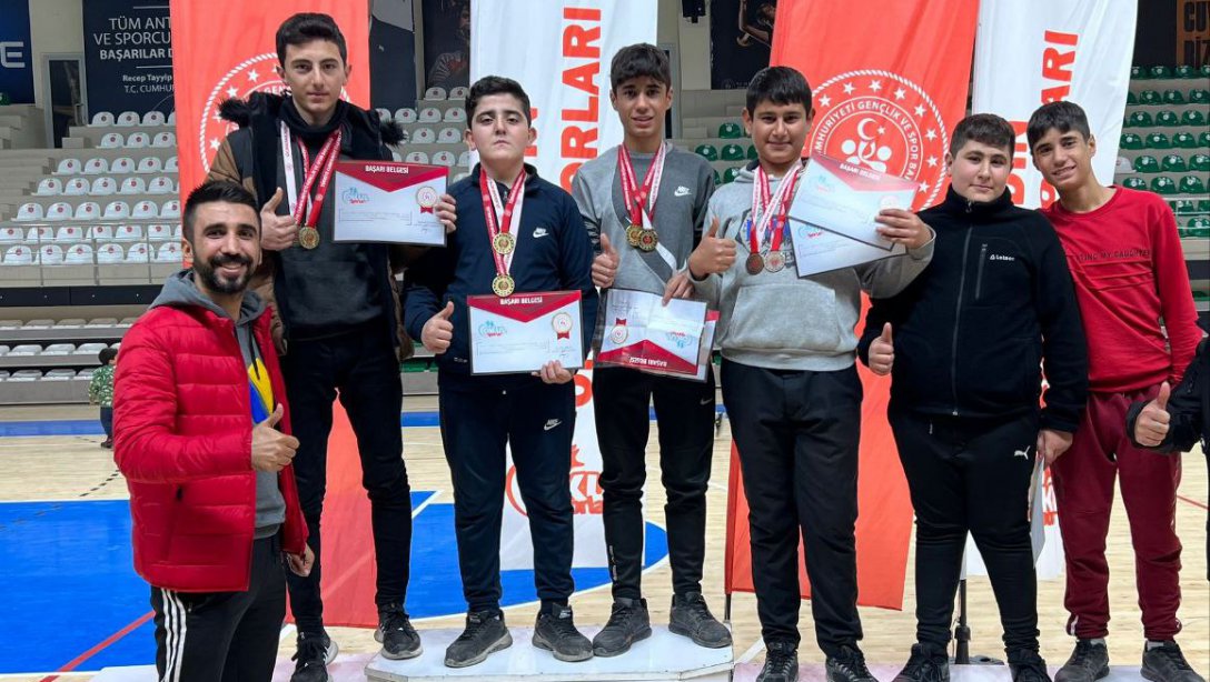 Mardin Geneli Düzenlenen Okul Sporları Bilek Güreşi Müsabakalarında Emire Gözü Ortaokulu öğrencilerimizi ve Onlara Emek Veren Öğretmenlerimizi Tebrik Ederiz.