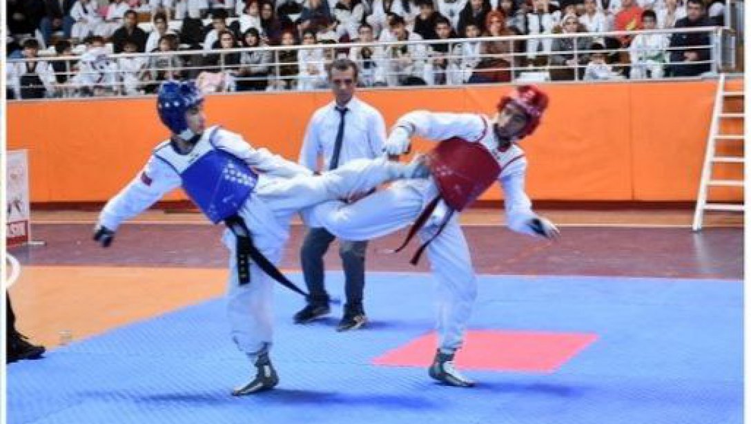 Okullar Arası Yapılan İl Finalleri Taekwondo Müsabakasında Birinci Olan Öğrencilerimizi Tebrik Ederiz.