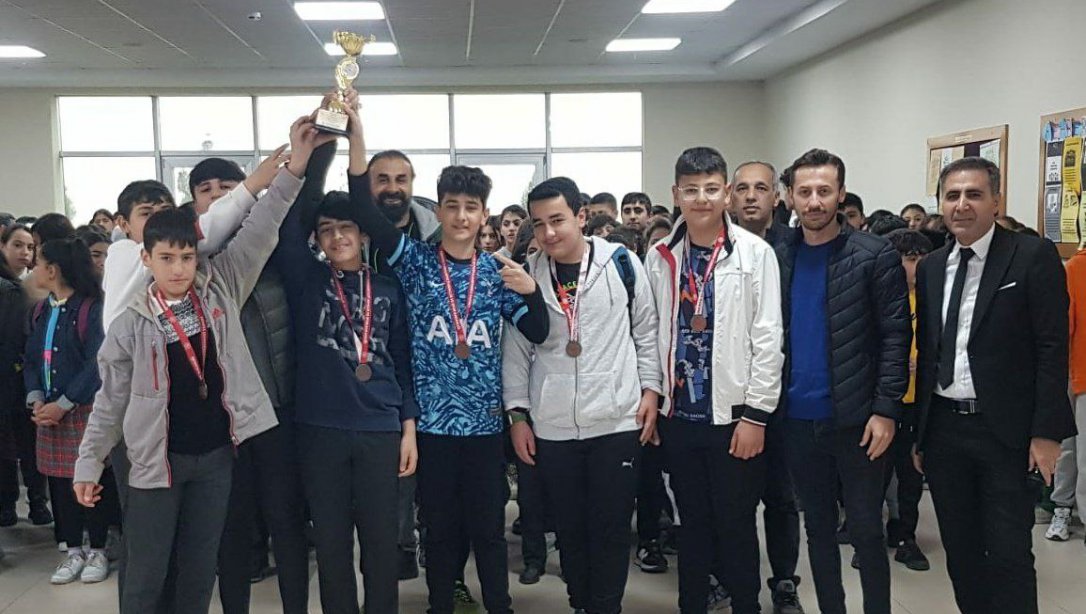 Atatürk Ortaokulu Öğrencilerimiz Yıldız Erkekler Hentbol Turnuvasında Mardin il üçüncüsü oldu.