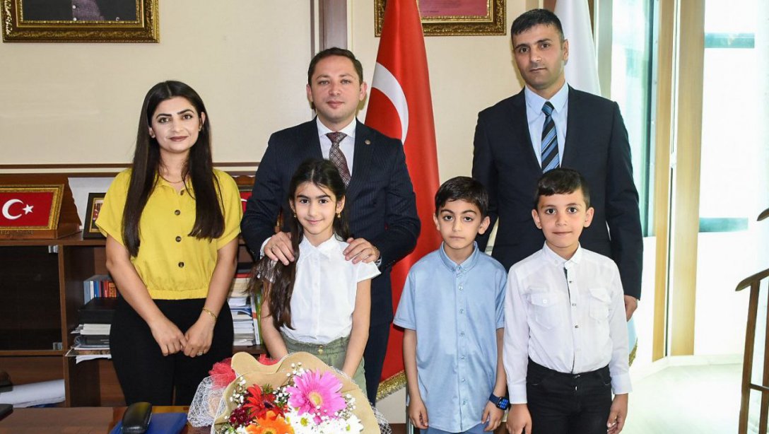 Kaymakamımız/Belediye Başkan Vekili Sayın Ercan KAYABAŞI, 23 Nisan Ulusal Egemenlik ve Çocuk Bayramı Münasebetiyle Öğrencilerimize Belediye Başkanlığı Koltuğunu Devretti.