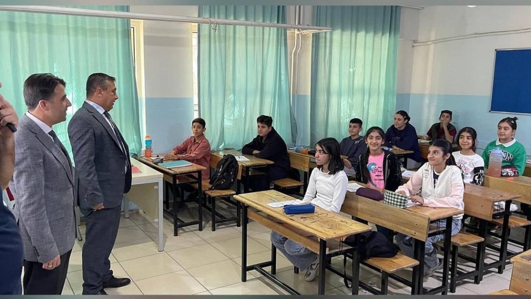 İlçe Milli Eğitim Müdürümüz Sayın Ümit Çetin, Nusaybin Yıldırım Ortaokulu'ndaki hafta sonu Destekleme ve Yetiştirme Kursu'nu ziyaret etti.