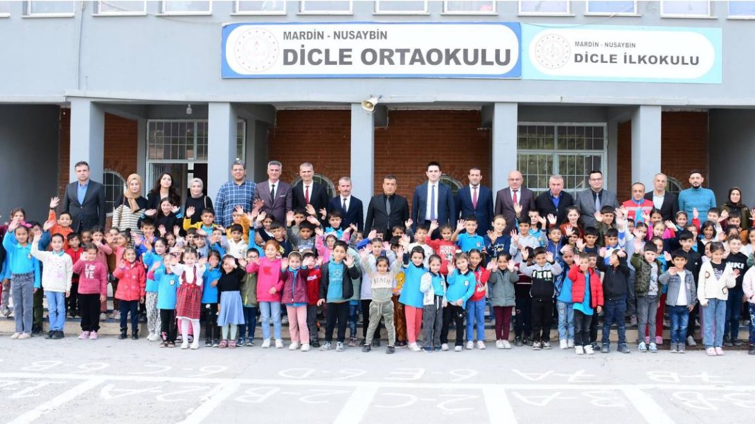 Kaymakamımız Sayın Evren ÇAKIR, İlçe Millî Eğitim Müdürümüz Sayın Ümit ÇETİN ile birlikte, Nusaybin Dicle İlkokulu/Ortaokulu ziyaret etti.