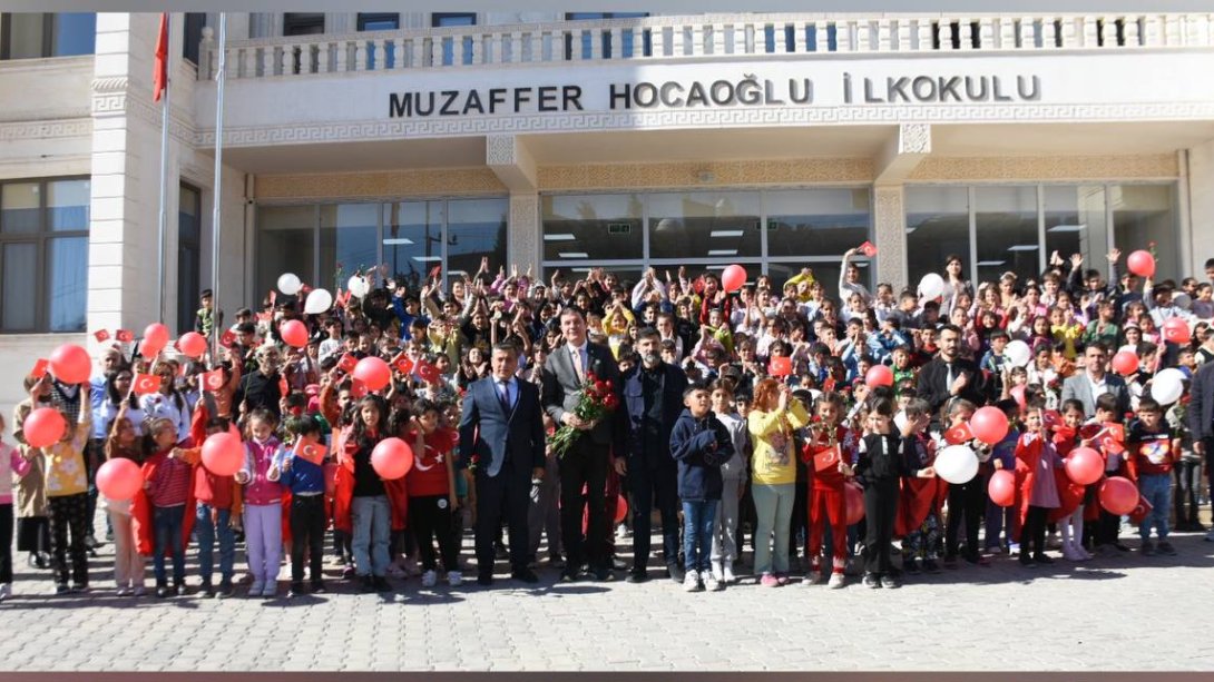 Hayırsever iş insanı Muzaffer Hocaoğlu ilçemize kazandırmış olduğu Muzaffer Hocaoğlu İlkokulu'nu ziyarette bulundu.