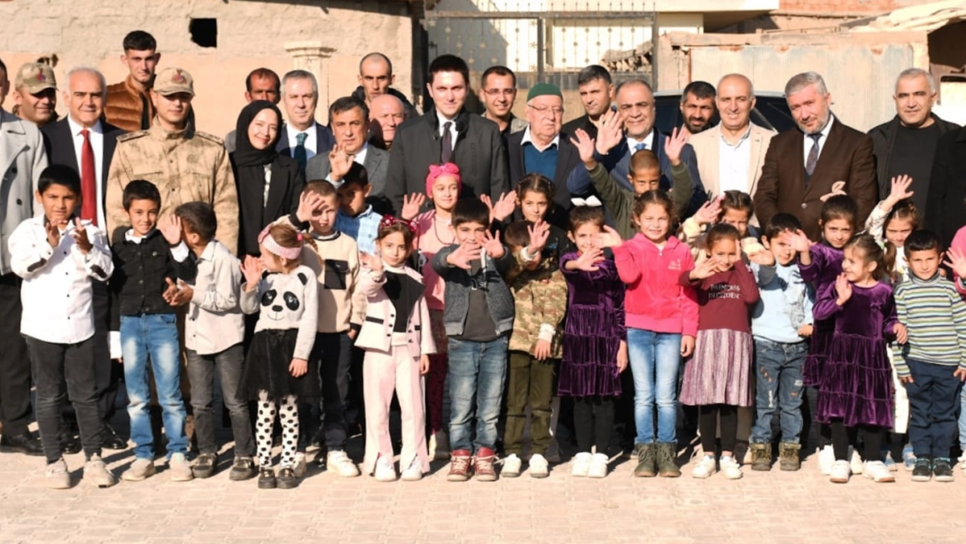 Kaymakamımız Sayın Evren ÇAKIR, Kurum Müdürleri ve Sivil Toplum Kuruluşları Yöneticileri ile birlikte, İlçemiz Yerköy İlkokulunu ziyaret ederek öğrenci ve öğretmenlerimizle bir araya geldi.