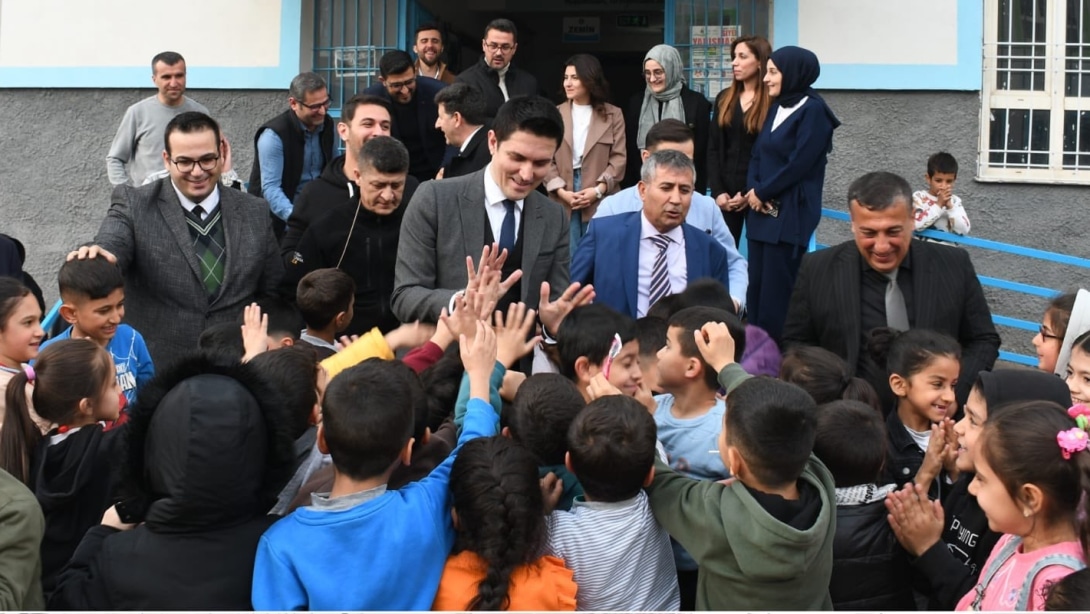 Kaymakamımız Sayın Evren ÇAKIR, Nusaybin Gazipaşa İlkokulu'nu ziyaret ederek öğrencilerimiz ve öğretmenlerimizle bir araya geldi