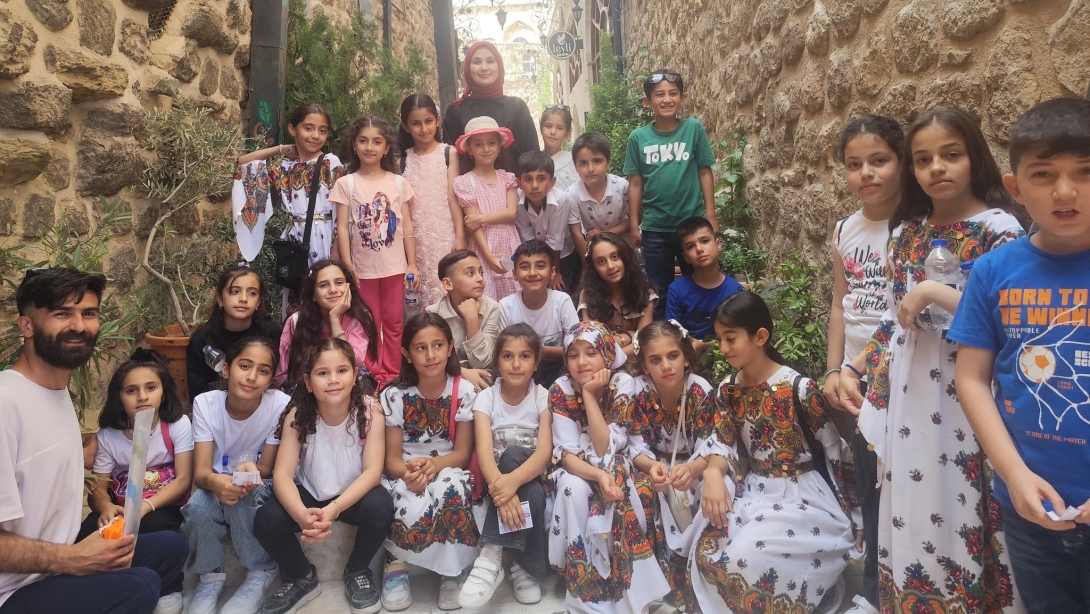 İlçe Milli Eğitim Müdürümüz Sayın Ümit Çetin'in destekleriyle ÇEDES Projesi kapsamında Akçatarla İlkokulu öğrencileri, Dara Antik Kenti ve Mardin'e gezi düzenledi